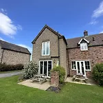 Waves At The Bay - Part Of The The Bay Filey Village With Pool, Gym And Direct Access, Pub, Restaurant, Tennis And Meadows Walks Feriehus Reighton