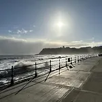 Waves At The Bay - Part Of The The Bay Filey Village With Pool, Gym And Direct Access, Pub, Restaurant, Tennis And Meadows Walks *