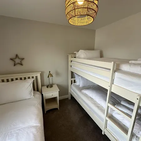 Tatil Evi Waves At The Bay - Part Of The The Bay Filey Village With Pool, Gym And Direct Access, Pub, Restaurant, Tennis And Meadows Walks Reighton